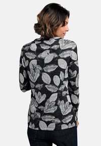 Schwarzer Strickpullover mit grauem Blattmuster, rundem Ausschnitt und langen Ärmeln. Weiche Textur mit figurbetontem Schnitt.