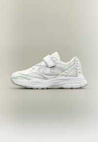 Λευκό αθλητικό παπούτσι με ανώτερο μέρος από δίχτυ, επενδεδυμένο κολάρο, λουράκι με βέλκρο, μαξιλαρωτή σόλα και υφασμένα διακοσμητικά στις πλευρές.