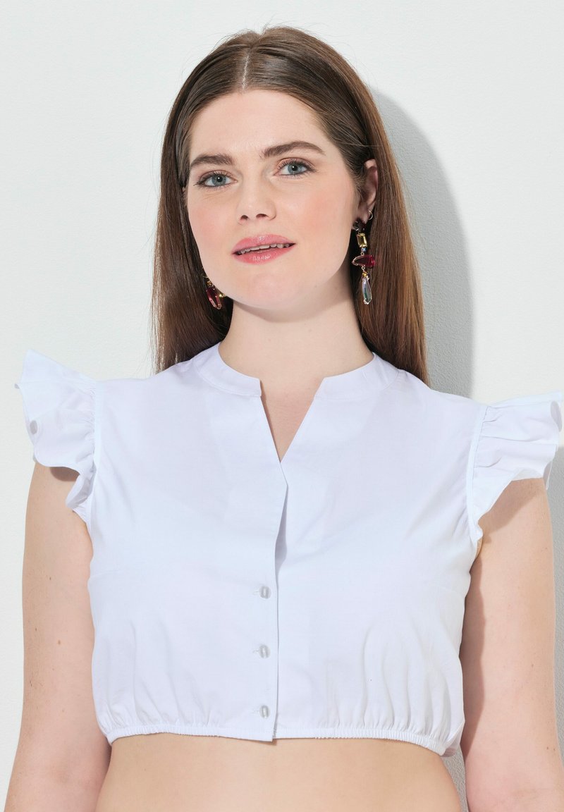Blusa bianca cropped con maniche a campana arricciate, dotata di chiusura frontale con bottoni e orlo elasticizzato per un look aderente. Tessuto liscio.