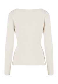 Hladký svetřenek s dlouhým rukávem v krémové barvě. Obsahuje lodní výstřih a přiléhavou siluetu, která zvýrazňuje strukturovanou látku a jednoduchý design.