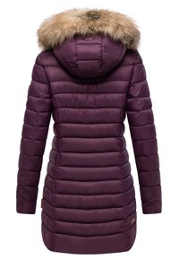 Abrigo tipo puffer morado con capucha forrada de piel, que presenta un diseño ajustado, patrón de acolchado horizontal y puños elásticos.