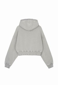 Geeknip grijze hoodie gemaakt van zacht materiaal. Kenmerkt zich door een capuchon, verlaagde schouders, ribgebreide manchetten en zoom, en een gladde textuur zonder patronen.