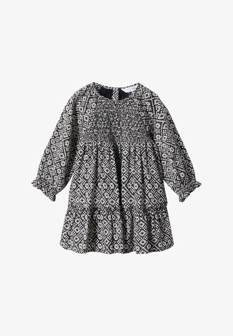 Vestido de estampado en blanco y negro con mangas largas, cuerpo fruncido y dobladillo con volantes en capas. Hecho de tela ligera.