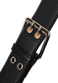Schwarzes Lederarmband mit strukturierter Oberfläche, ausgestattet mit goldfarbenen Metallbeschlägen und zwei Ösenlöchern für eine verstellbare Passform.
