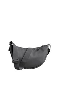 Sac d'épaule en tissu gris avec une forme incurvée, une sangle ajustable et une fermeture éclair sur le dessus. Texture lisse sans motifs visibles.