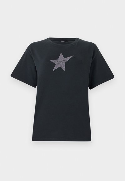 Tricou scurt, negru, din bumbac, cu un graphic în formă de stea argintie și textul "ÎȚI ÎNFRUNT CHALLENGE-UL" în centru.