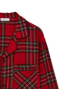 Rotes kariertes Nachthemd mit Knopfleiste, schwarzem Rand, einer Brusttasche und einer weichen Baumwolltextur. Schwarze Knöpfe betonen die Vorderseite.