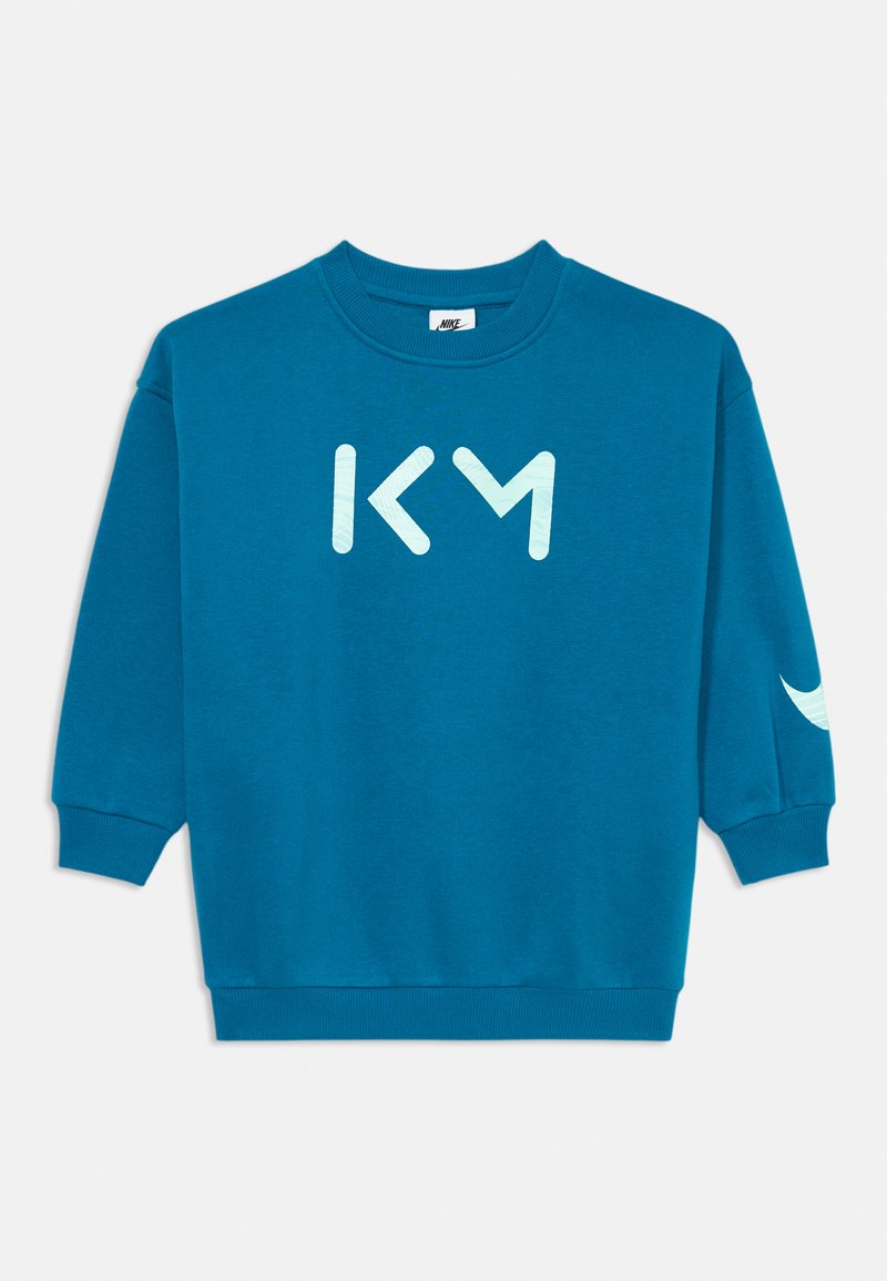 Sudadera color teal de manga larga, con puños acanalados y cuello redondo. Presenta las letras "KM" en azul claro en la parte frontal y un acento de logo en la manga.