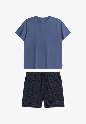 Niebieska bawełniana koszulka z krótkim rękawem z kołnierzykiem na guziki i subtelny nadruk marki, w połączeniu z granatowymi szortami w wzory ze sznurkiem w pasie.