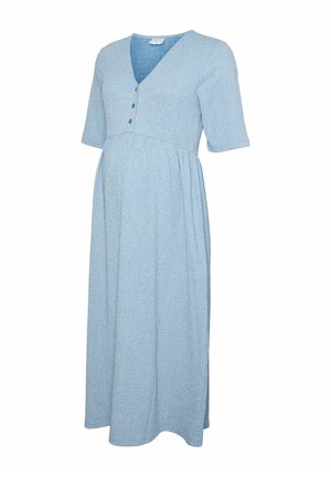 Hellblaues Umstands-Kleid mit kurzen Ärmeln, V-Ausschnitt, drei Knöpfen auf der Brust und einem gerafften Taillenbund für Komfort.