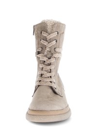 Beige suède enkellaars met vetersluiting aan de voorkant, zachte bontvoering en zijrits. Ronde neus en gestructureerde zool voor grip.