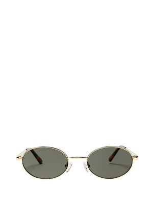 Oval geformte Sonnenbrille mit dünnem goldfarbenem Metallgestell und dunkelgrauen Gläsern auf weißem Hintergrund.