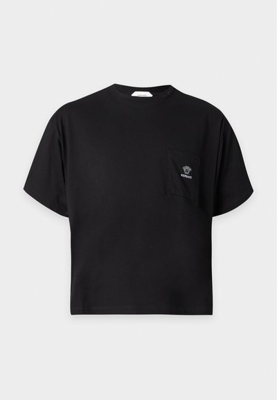 Μαύρο κοντομάνικο T-shirt Versace με μικρή τσέπη στο αριστερό στήθος που φέρει το λογότυπο Versace και γραφικό κεφαλής Μέδουσας.