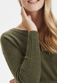 Cream Sweter