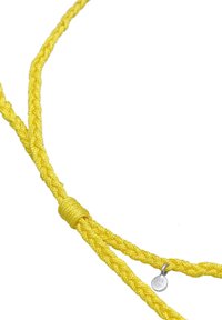 Collana in corda gialla intrecciata con una texture liscia e lucida e una piccola etichetta d'argento. Design semplice e colore vivace.