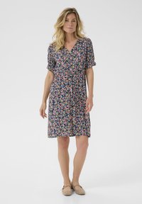 Rochie florală cu un fond albastru închis, mâneci scurte puff, decolteu în V și talie elastică, cu modele multicolore vii pe întreaga suprafață.