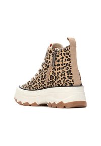 Botas de tobillo con estampado de leopardo, fabricadas con un tejido texturizado, suela gruesa blanca y cremallera lateral. Cuenta con una pestaña en la parte trasera para un fácil calzado.