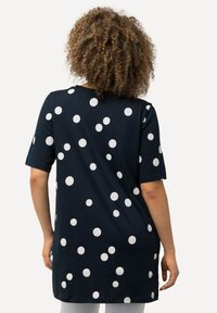 Ulla Popken POLKA DOT SHORT SLEEVE TEE - Triko s potiskem - marine