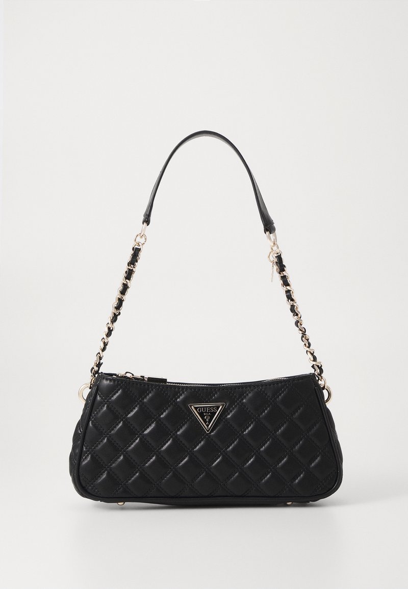Sac bandoulière en cuir matelassé noir avec bandoulière chaîne dorée et plaque logo Guess sur fond uni.