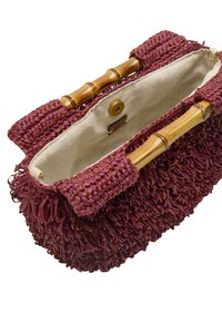 Torebka pleciona w głębokim burgundzie z frędzlami, bambusowymi uchwytami i beżową podszewką. Posiada metalowe zapięcie i logo. 