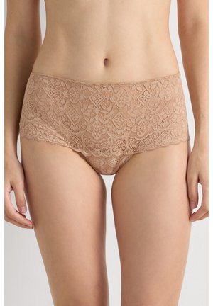 Vrouw draagt huidkleurig kanten hipsterondergoed met gedetailleerde bloem- en geometrische kanten patronen.