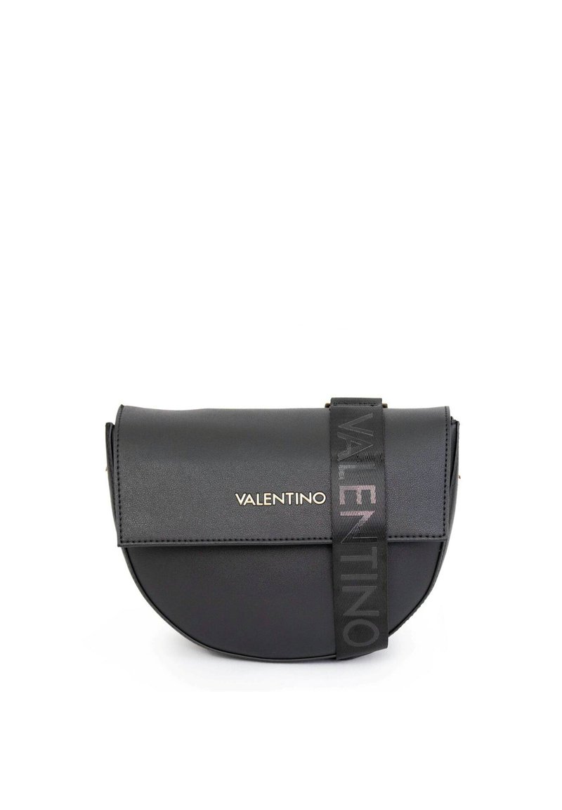 Zwarte leren handtas met een afgeronde vorm. Beschikt over een klep met vouw en een hengsel met "VALENTINO" in het grijs. Gouden logo-accent.