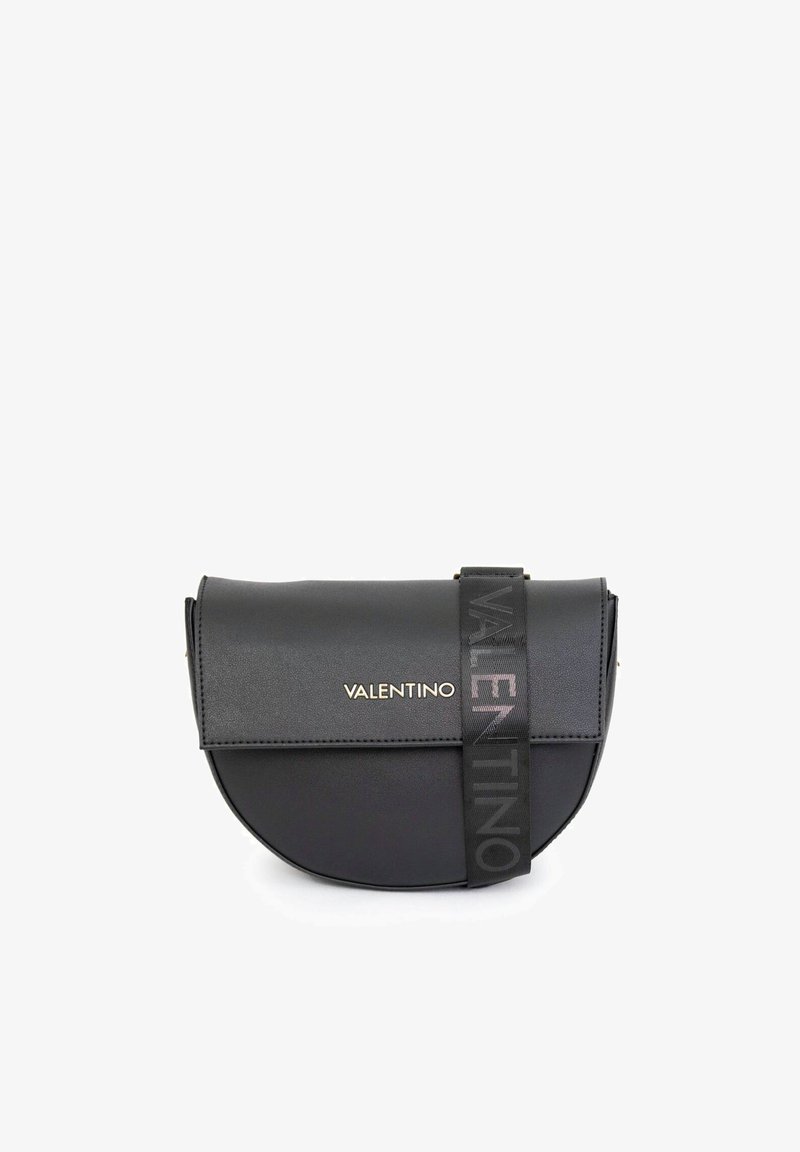 Črna usnjena ročna torba zaobljene oblike. Ima preklopni pokrov in trak, na katerem je napisan "VALENTINO" v sivi barvi. Zlati logotip kot poudarek.