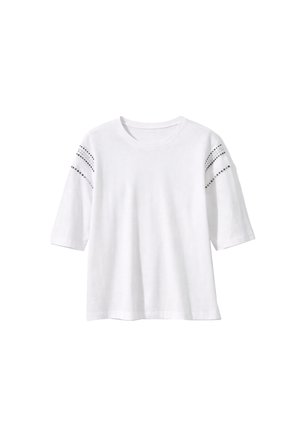 T-shirt bianca a maniche corte con scollo rotondo e dettagli di linee nere punteggiate su entrambe le spalle.