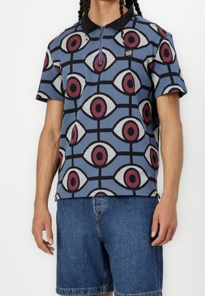 Koszulka polo z krótkim rękawem w kolorze niebieskim z wzorem oczu w czerni i bordowym, z czarnym kołnierzem i półzamkiem.