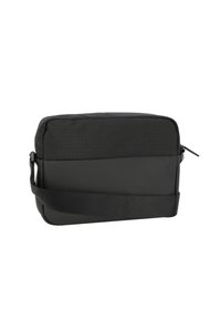 Čierna messenger taška s textúrovanou prednou časťou a hladkým dnom, vybavená bezpečným zipsom a nastaviteľným ramenným popruhom.