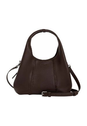 Bolso de mano de cuero marrón oscuro con asa superior redondeada, detalles cosidos y correa de hombro ajustable con hebilla plateada.