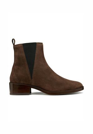 Bottines en suède marron avec des panneaux latéraux élastiques, une languette et un petit talon empilé. Texture lisse avec un design minimaliste.