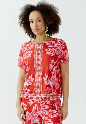 Rotes Blumentop mit kurzen Ärmeln, rundem Ausschnitt und elastischem Saum. Aus leichtem Stoff gefertigt, mit pinken Akzenten und kunstvollen Designs.