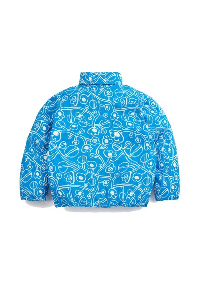 Doudoune bleue avec un motif floral et de branche abstrait blanc, manches longues et col haut, vue de dos.