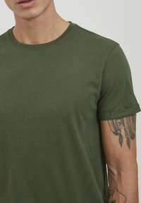 11 Project PRANANDO - T-shirts basic - blackforest