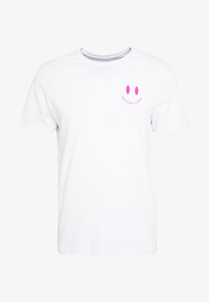 Hvid bomulds T-shirt med rund halsudskæring, der har en pink smiley-ansigt grafik og teksten "A BETTER ME IS COMING" under designet.