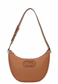 Borsa a spalla in pelle marrone chiaro con forma curva, dotata di un logo in rilievo ben visibile, chiusura con zip e tracolla regolabile.