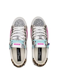 Sneakers con punta argentata glitter, lati in stampa leopardata, accenti rosa e lacci turchesi. Presentano una tomaia in pelle e una suola textured.