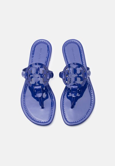 Μπλε, γυαλιστερές σαγιονάρες με κυκλικό μοτίβο κοπής στο λουράκι· υφασμένο πέλμα· άκοπτα άκρα· απλός σχεδιασμός τύπου thong.