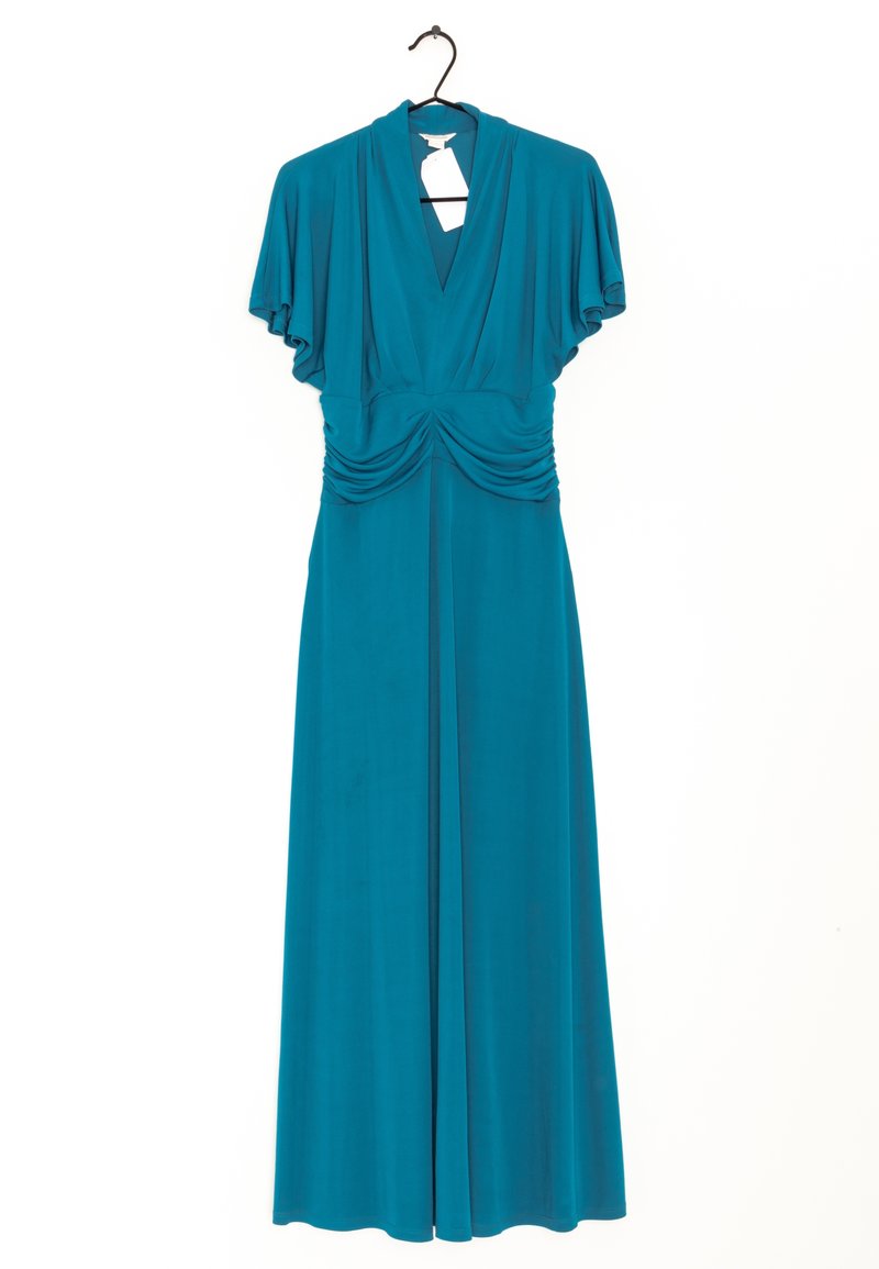 Teal klänning med korta batwingärmar, djup V-urringning, veckad detalj vid bysten och en flödande, golvlång silhuett.