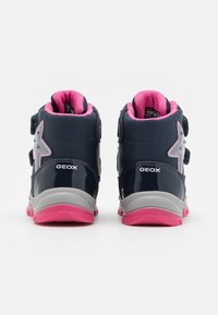 Mörkblå hög tops skor med rosa detaljer, lackfinish, två justerbara kardborreband, grå sula och stjärndesign.