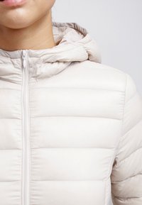 United Colors of Benetton Bunda z prachového peří - off-white