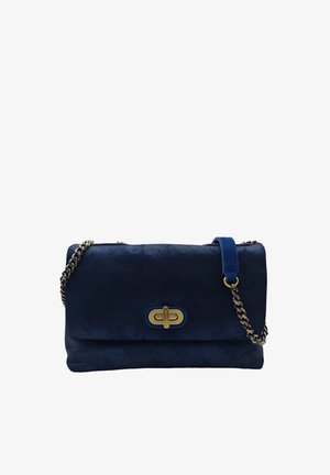 Pochette en cuir bleu marine avec une surface texturée, une fermeture à loquet dorée, et une chaîne avec un coussinet en cuir pour l'épaule.