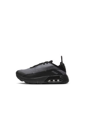 Czarny i ciemnoszary sportowy sneaker z siateczkową cholewką, widoczną poduszką powietrzną w podeszwie oraz pętelką na pięcie na białym tle.