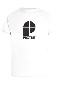 Witte t-shirt met korte mouwen, gemaakt van gladde stof, met een groot zwart "P" logo en de tekst "PROTEST" eronder. Eenvoudig ontwerp, geen patronen.
