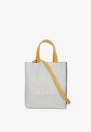 Piccola borsa tote in pelle bianca con manici gialli e tracolla, con logo "MARNI" sul davanti.