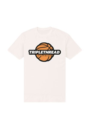 Hvid T-shirt med et centreret basketballgrafik og teksten "TRIPLETHREAD HOOPWEAR" i fed sort og orange.