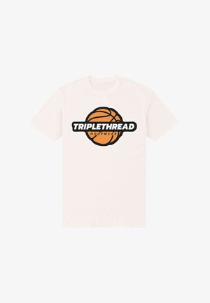 Maglietta bianca con grafica di basket centrata e testo "TRIPLETHREAD HOOPWEAR" in grassetto nero e arancione.