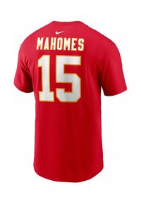 Rød bomulds T-shirt med korte ærmer, der har "MAHOMES" og nummeret "15" i hvid med guld accenter på ryggen. Nike-logo på forsiden.