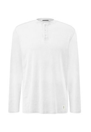 Valge pika varrukaga henley särk, mille krae ülaosas on kolm nööpi ja väike ristkülikukujuline silt allservas.